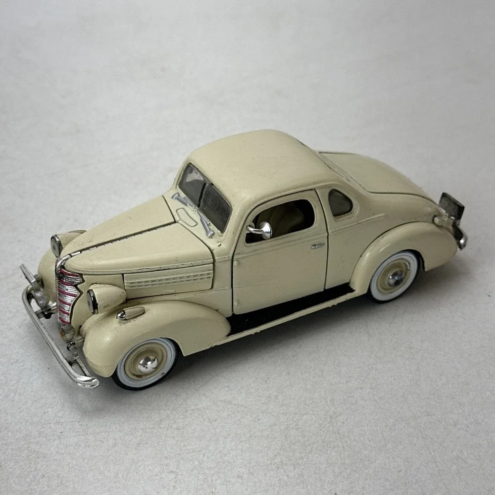 1938 Chevrolet Master Deluxe Business Coupe National Motor Museum 1:32 Cream